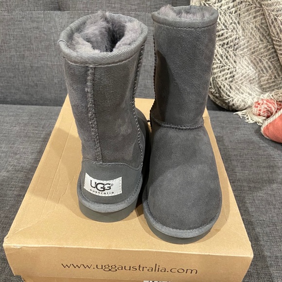 Kids grey classic UGG size 13- NEW - Picture 2 of 5